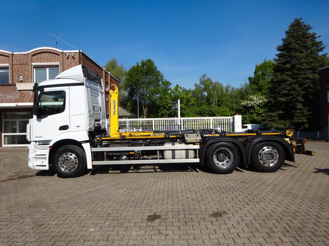 Mercedes-Benz 2543 Antos PALFINGER Abroller - Hook lift truck: picture 3 Mercedes-Benz 2543 Antos PALFINGER Abroller - Hook lift truck: picture 3