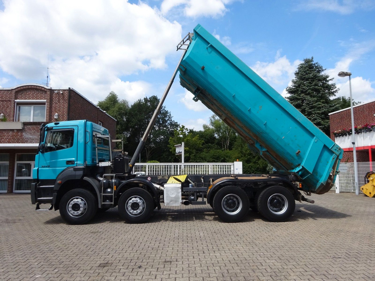 Mercedes-Benz 3240 Axor MKI SR 5.5 Muldenkipper 8x4 - Tipper: picture 3 Mercedes-Benz 3240 Axor MKI SR 5.5 Muldenkipper 8x4 - Tipper: picture 3