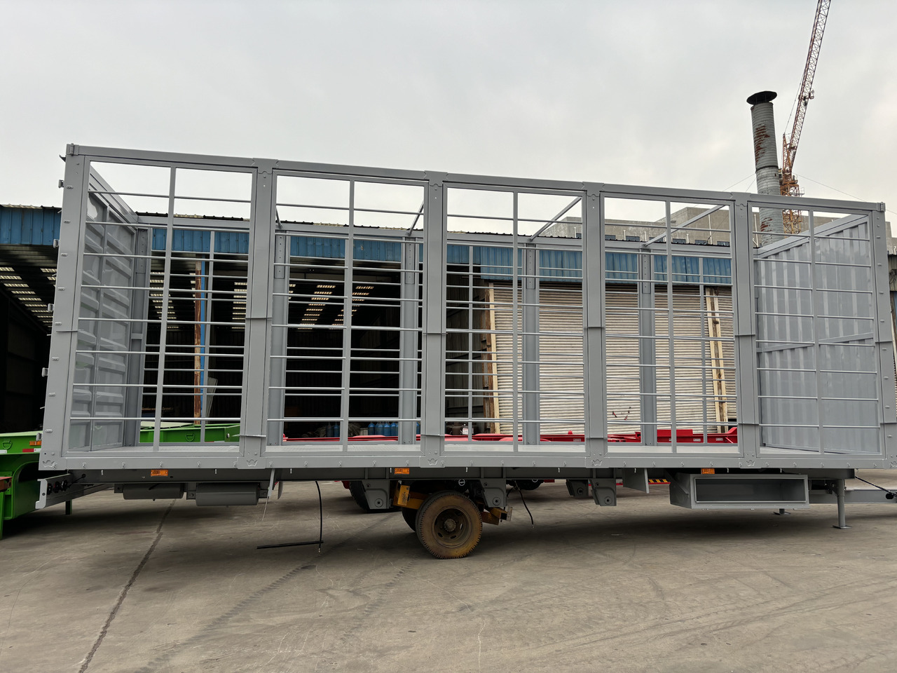 - Dropside/ Flatbed semi-trailer: picture 1 - Dropside/ Flatbed semi-trailer: picture 1