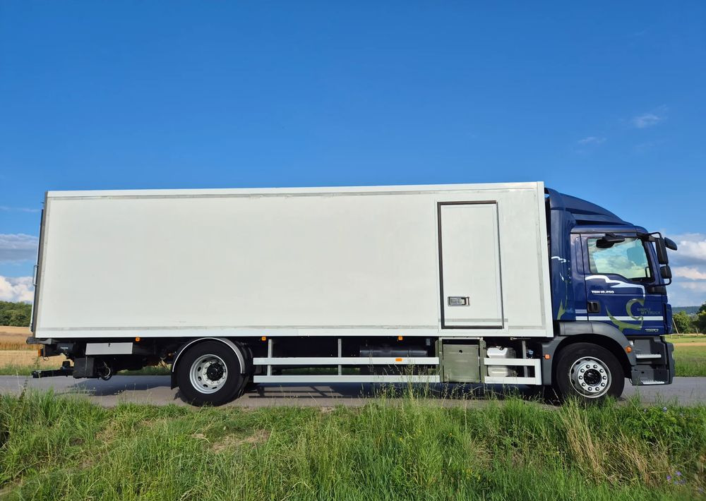MAN TGM 18.250 Carrier 1950 D/E z Holandii / TOP STAN / 7.5m / 18 palet / winda + drzwi boczne / OKAZJA - Refrigerator truck: picture 5 MAN TGM 18.250 Carrier 1950 D/E z Holandii / TOP STAN / 7.5m / 18 palet / winda + drzwi boczne / OKAZJA - Refrigerator truck: picture 5