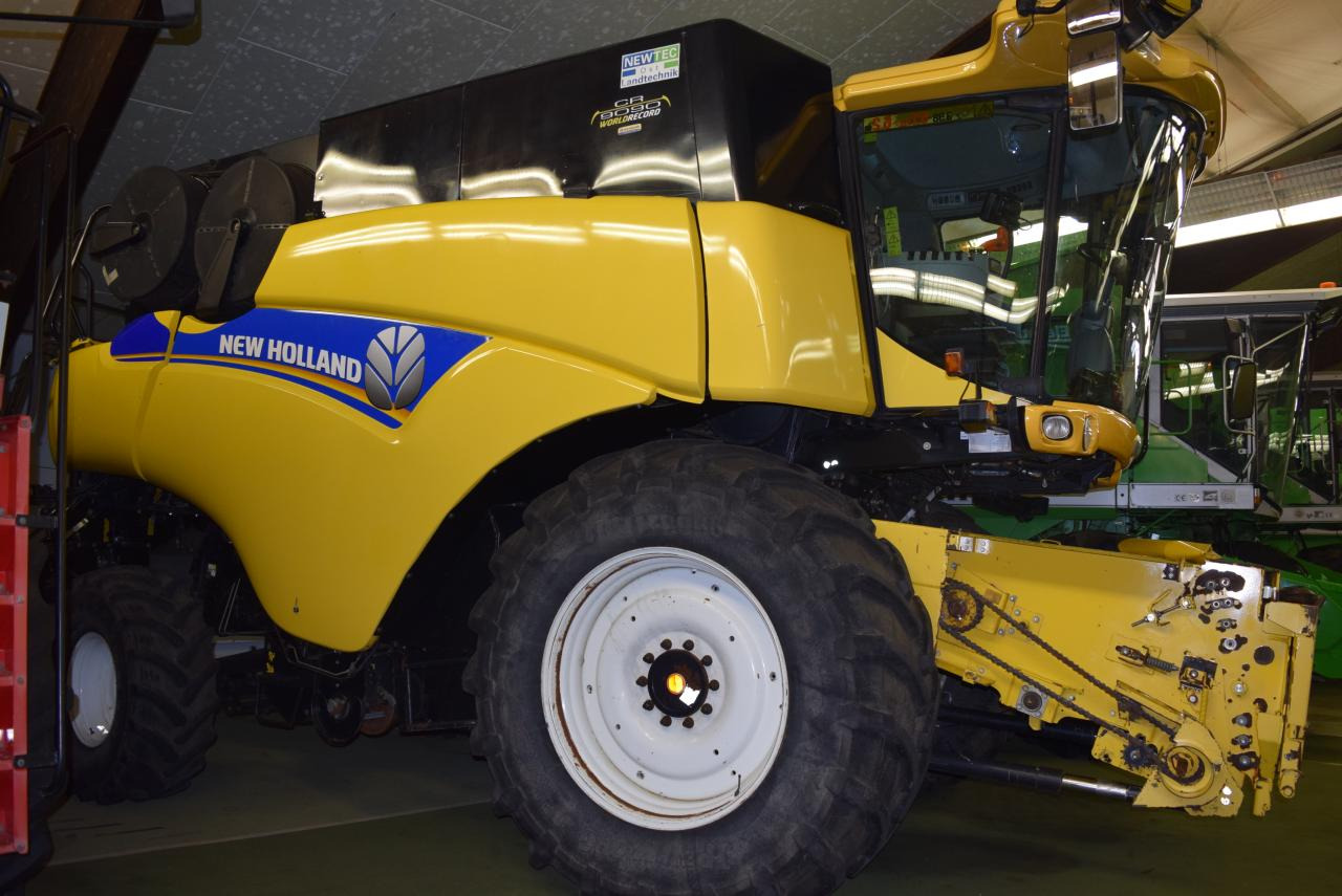 New Holland CR 9090 Elevation - Combine harvester: picture 1 New Holland CR 9090 Elevation - Combine harvester: picture 1