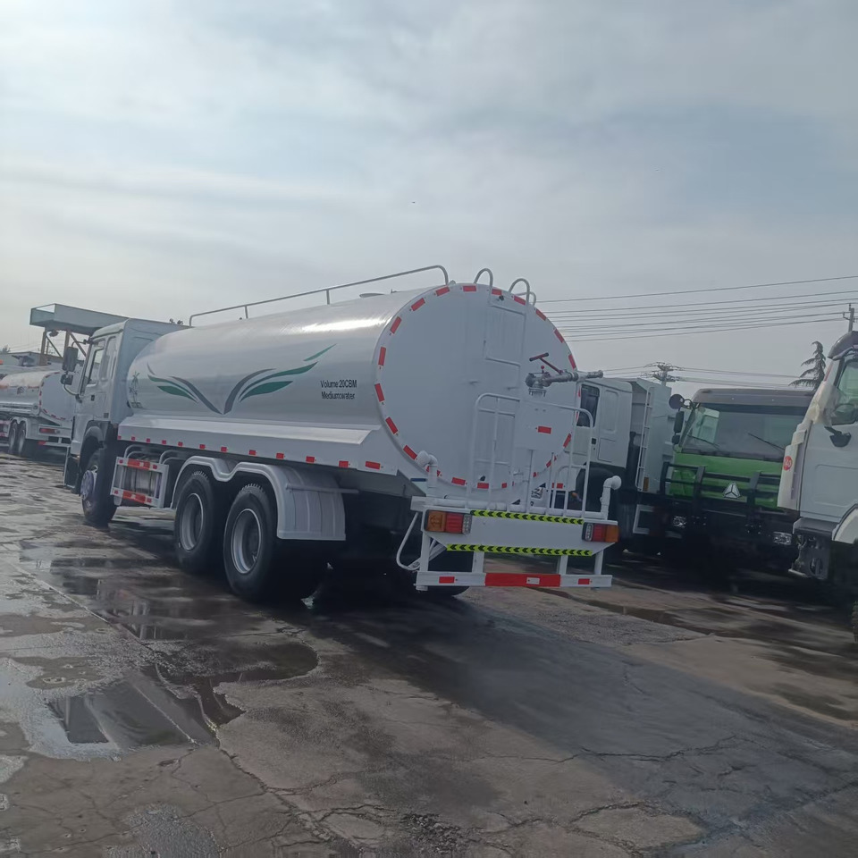 Howo 20 cubic meter sprinkler - Truck: picture 2 Howo 20 cubic meter sprinkler - Truck: picture 2