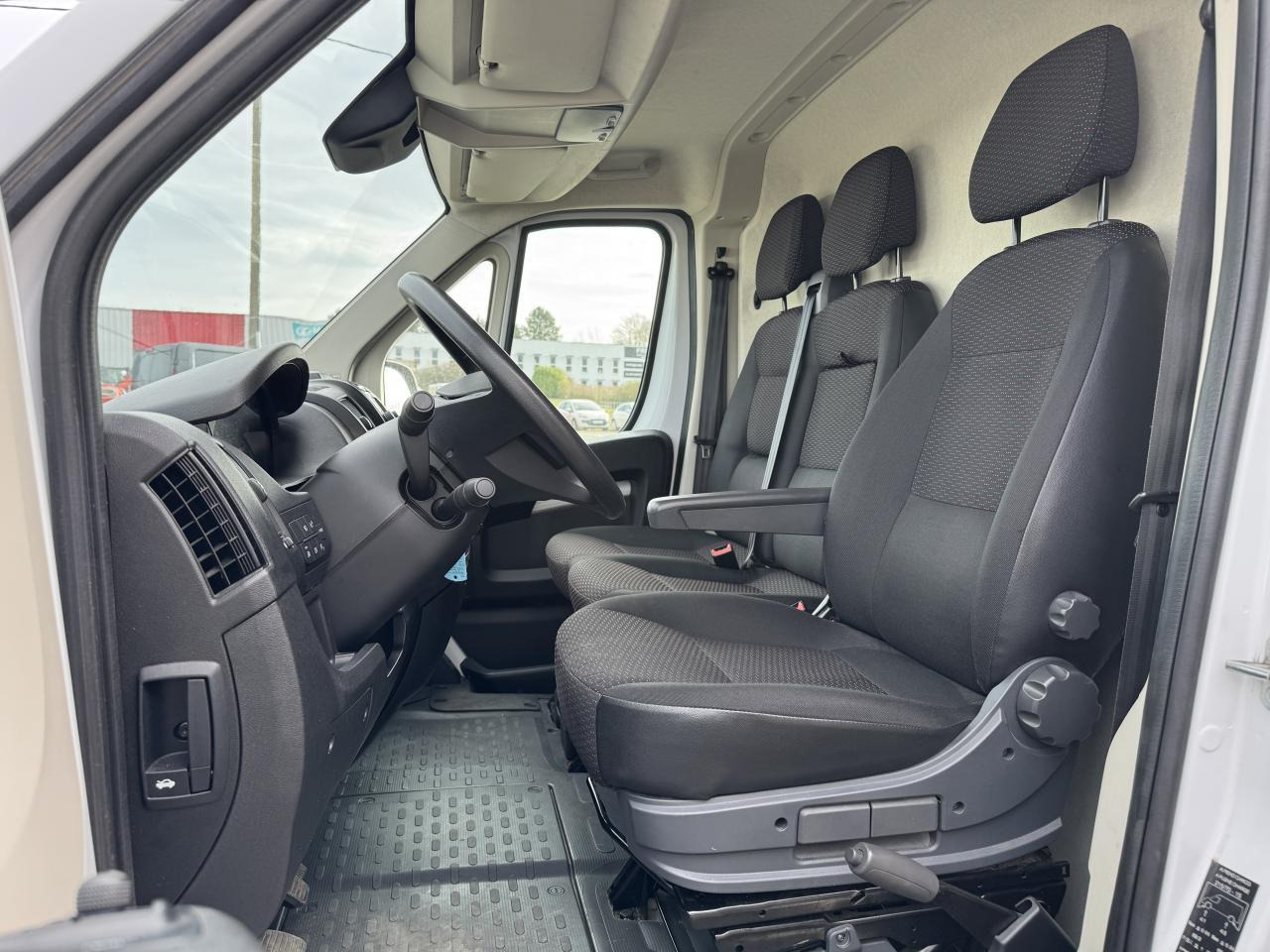 Peugeot Boxer 330 L1H1 2.2 BLUEHDI S&S 140CH ASPHALT - Panel van: picture 4 Peugeot Boxer 330 L1H1 2.2 BLUEHDI S&S 140CH ASPHALT - Panel van: picture 4