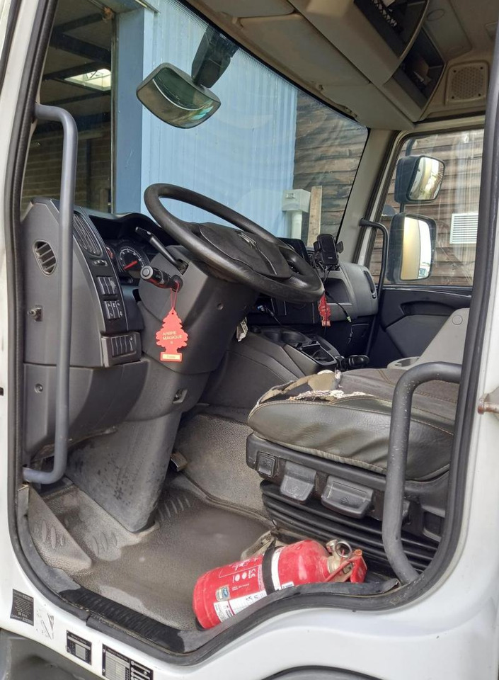 Renault D 4X2 180cv - Box truck: picture 5 Renault D 4X2 180cv - Box truck: picture 5