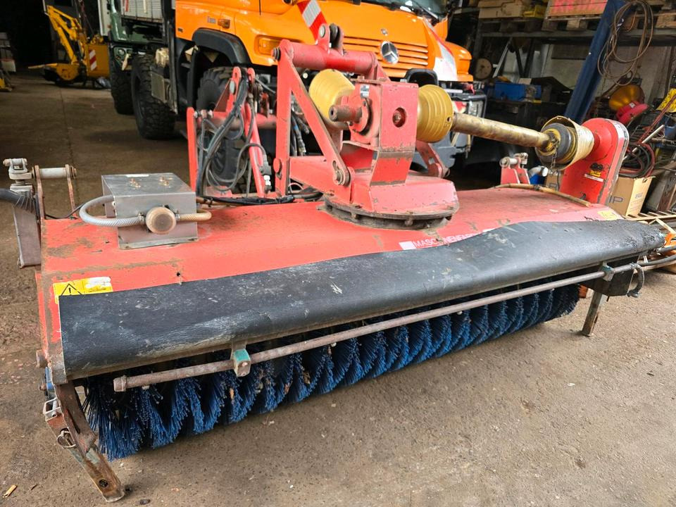 Dücker FKM 210 Kehrmaschine Straßenkehrmaschine Kehrbesen für Unimog 405 424 U 300 400 500 318 423 427 429 430 530 535 527 - Broom: picture 3 Dücker FKM 210 Kehrmaschine Straßenkehrmaschine Kehrbesen für Unimog 405 424 U 300 400 500 318 423 427 429 430 530 535 527 - Broom: picture 3