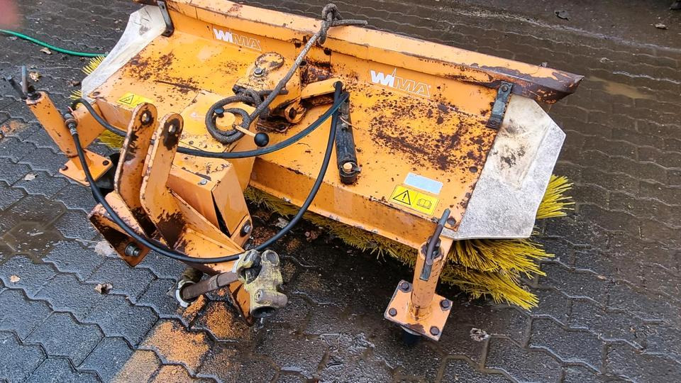 Kehrmaschine für Iseki Kleintraktor Traktor Kehrbesen Kubota Multicar Tremo - Broom: picture 1 Kehrmaschine für Iseki Kleintraktor Traktor Kehrbesen Kubota Multicar Tremo - Broom: picture 1