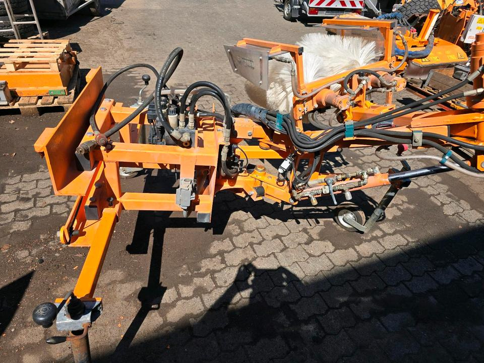 Leitpfostenwaschgerät WV 3-L für Unimog 405/10 405/12 U300 u400 300 500 318 218 423 430 530 Schmidt - Broom for Truck: picture 3 Leitpfostenwaschgerät WV 3-L für Unimog 405/10 405/12 U300 u400 300 500 318 218 423 430 530 Schmidt - Broom for Truck: picture 3