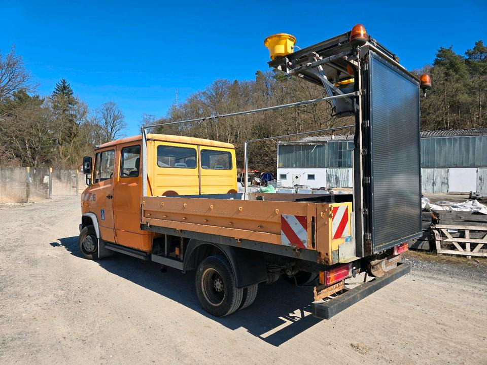 Mercedes-Benz Vario 614D Pritsche Doka 2002 Nissen VLT Verkehrsleittafel Absperrtafel LKW Vorwarntafel - Dropside/ Flatbed truck: picture 4 Mercedes-Benz Vario 614D Pritsche Doka 2002 Nissen VLT Verkehrsleittafel Absperrtafel LKW Vorwarntafel - Dropside/ Flatbed truck: picture 4
