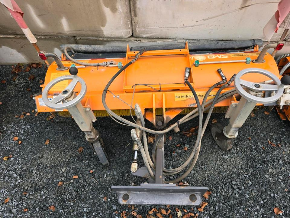Sobernheimer FKM 1.8F Kehrmaschine für Multicar Straßenkehrmaschine Kehrbesen für Multicar Tremo Iseki Kubota - Broom: picture 3 Sobernheimer FKM 1.8F Kehrmaschine für Multicar Straßenkehrmaschine Kehrbesen für Multicar Tremo Iseki Kubota - Broom: picture 3