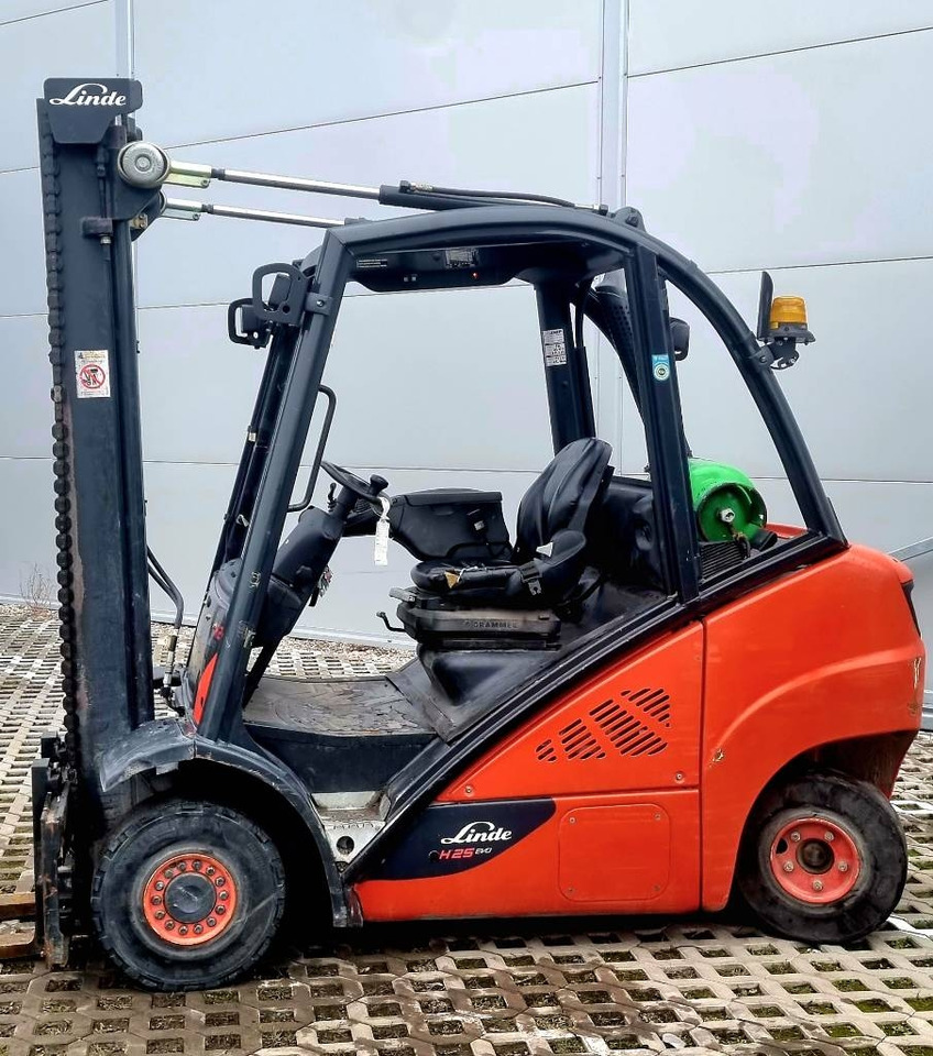 Linde H 25 T - 02 - LPG forklift: picture 2 Linde H 25 T - 02 - LPG forklift: picture 2