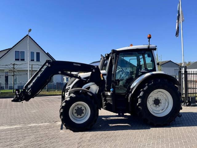 Farm tractor Valtra N104 Hitech5 met voorlader 4700 uur!: picture 11