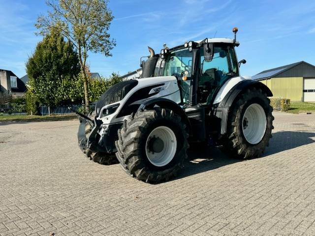 Valtra T214 Versu - Farm tractor: picture 1 Valtra T214 Versu - Farm tractor: picture 1