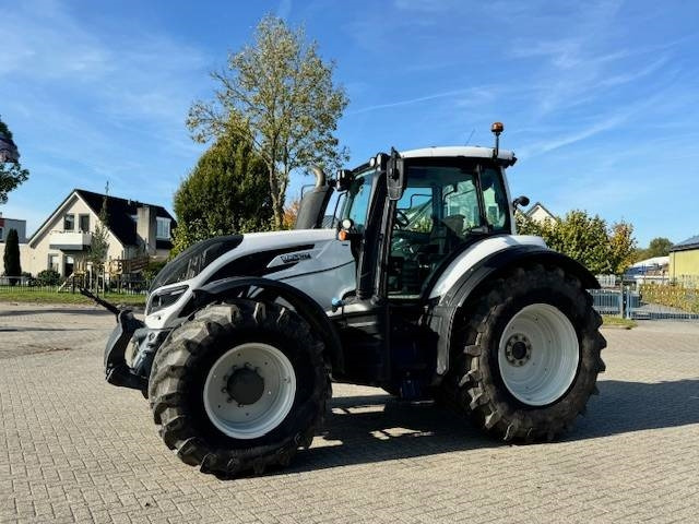 Valtra T214 Versu - Farm tractor: picture 3 Valtra T214 Versu - Farm tractor: picture 3