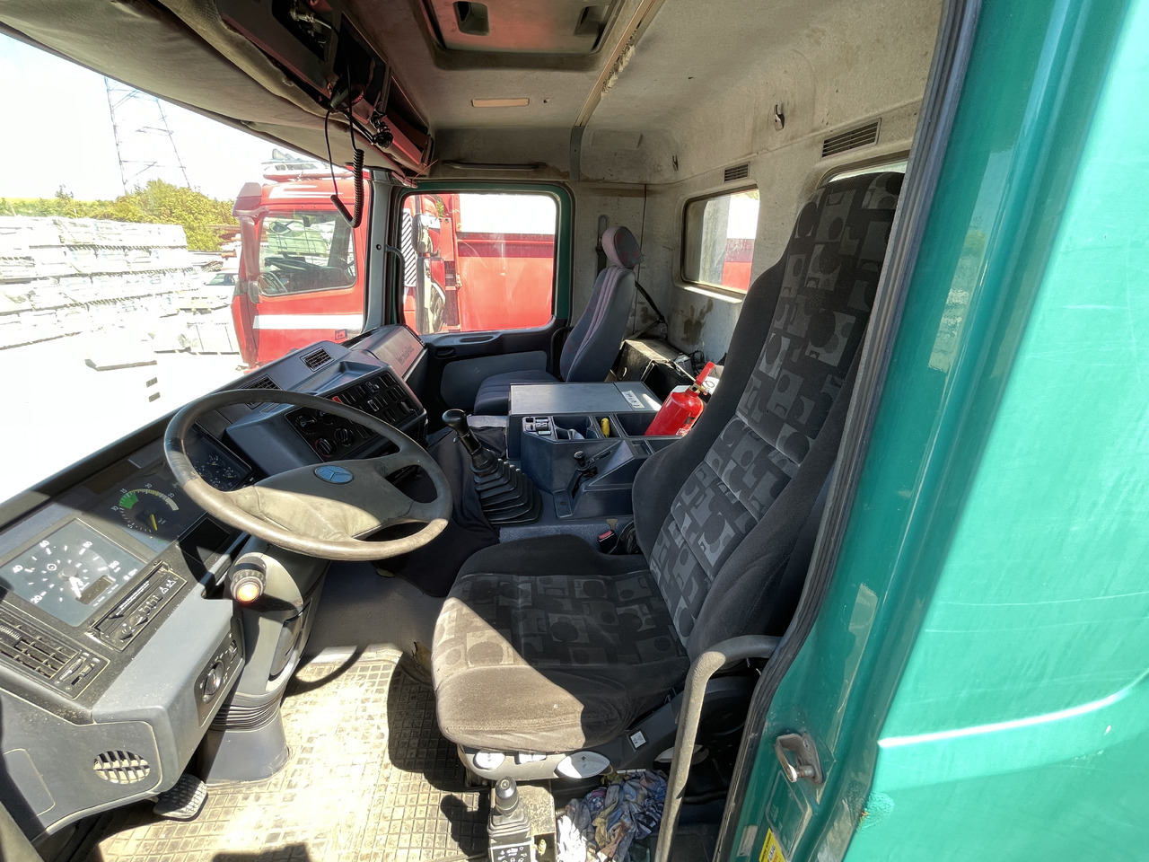 Tipper MERCEDES-BENZ Actros  3331: picture 10