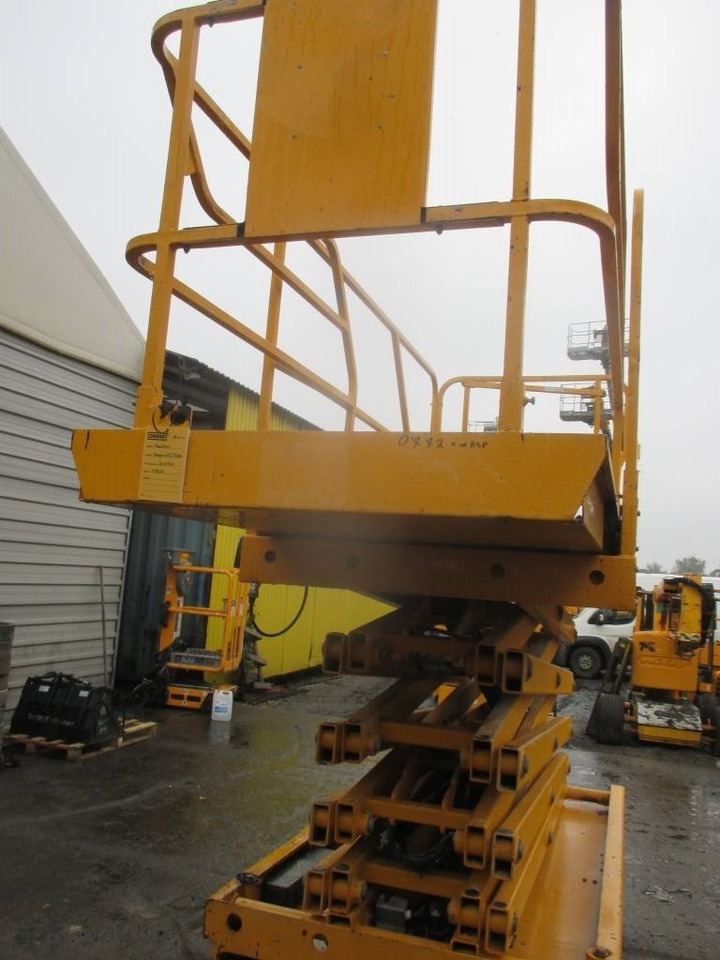 Haulotte Compact 12  - Scissor lift: picture 3 Haulotte Compact 12  - Scissor lift: picture 3
