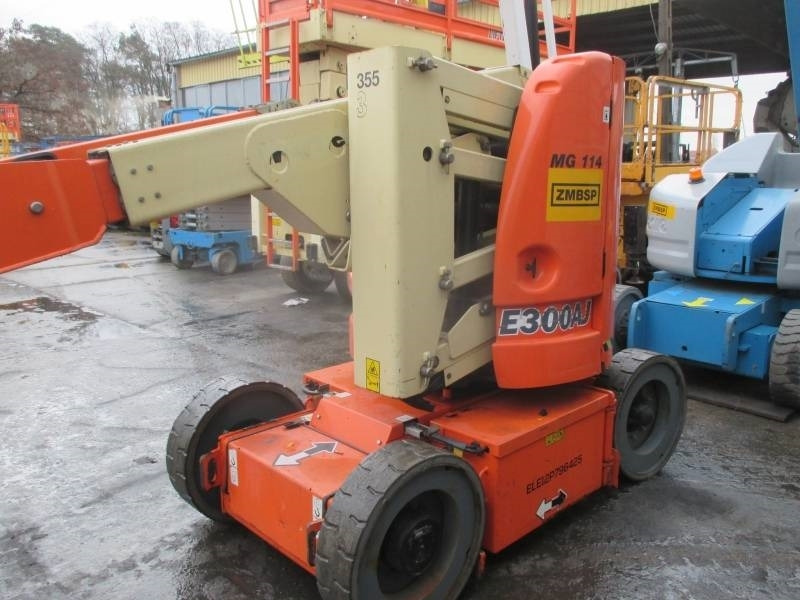 Articulated boom JLG E 300 AJ: picture 6