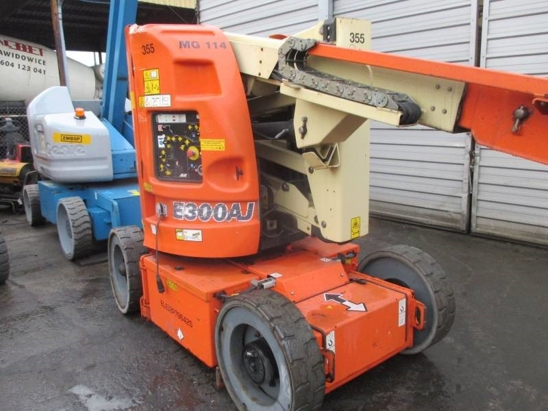 Articulated boom JLG E 300 AJ: picture 11