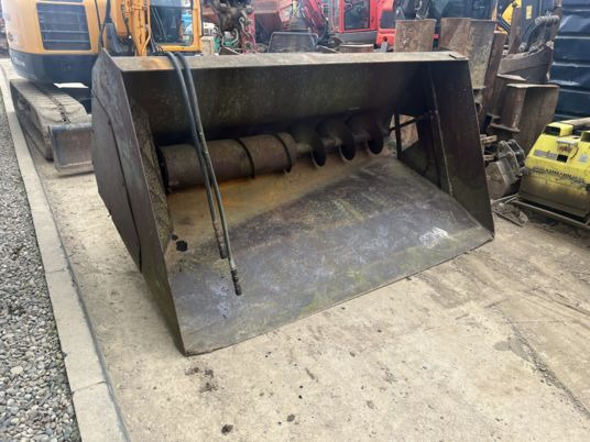 Manitou Godet distributeur - Bucket for Material handling equipment: picture 3 Manitou Godet distributeur - Bucket for Material handling equipment: picture 3