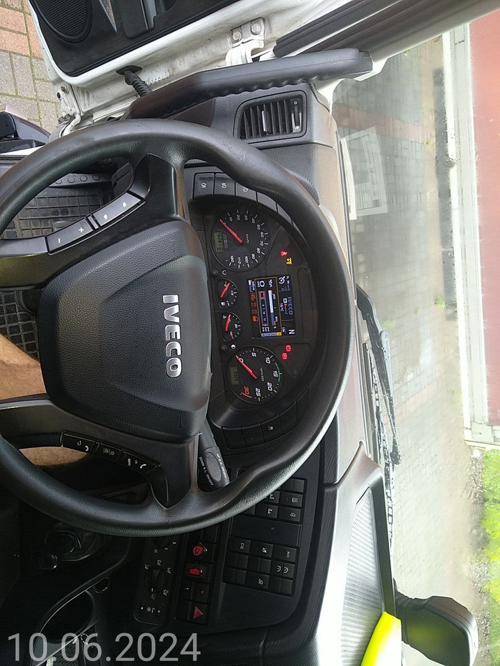 Box truck IVECO STRALIS 310: picture 8