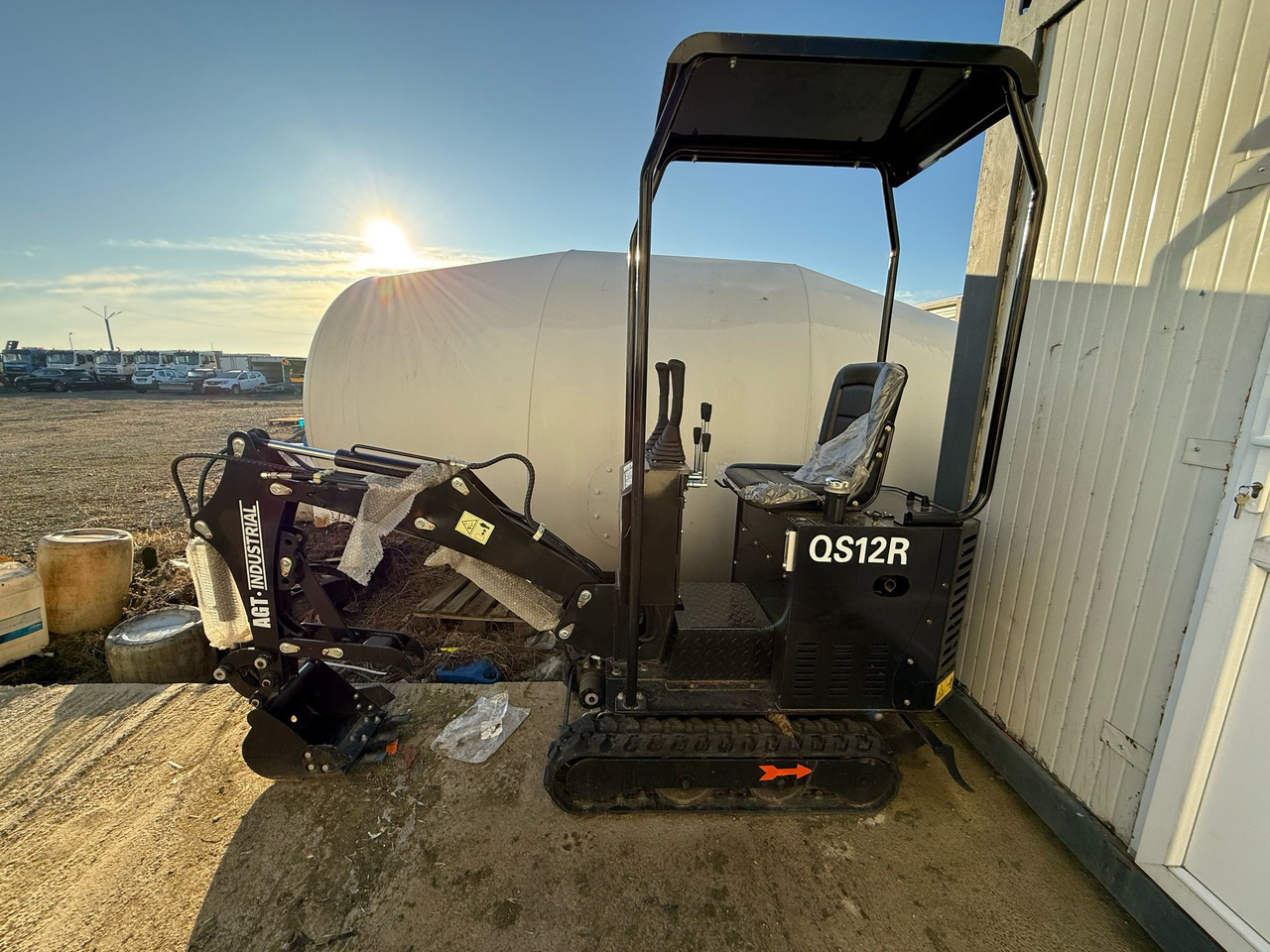 MINIEXCAVATOR JPC H10 - Mini excavator: picture 3 MINIEXCAVATOR JPC H10 - Mini excavator: picture 3