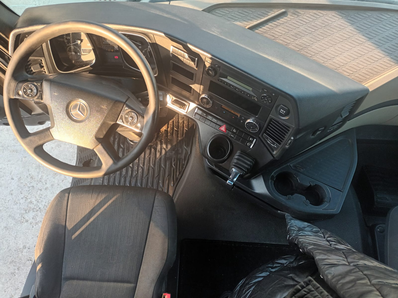 Tractor Head Mercedes-Benz Actros (2014) + Semi-trailer Tipper Meiller – Kipper (2004) - Tractor unit: picture 2 Tractor Head Mercedes-Benz Actros (2014) + Semi-trailer Tipper Meiller – Kipper (2004) - Tractor unit: picture 2