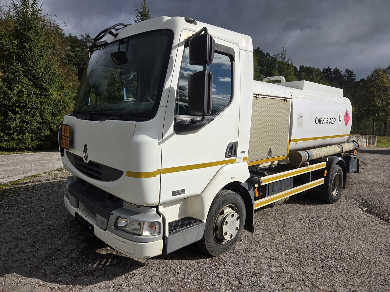 RENAULT MIDLUM 180.10 diesel tanker + dispensing + print - Tank truck: picture 1 RENAULT MIDLUM 180.10 diesel tanker + dispensing + print - Tank truck: picture 1