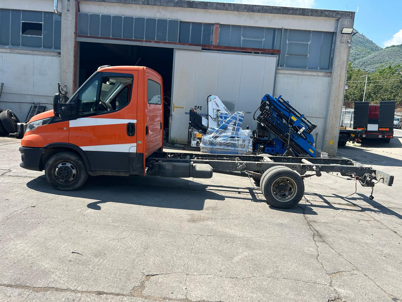 IVECO DAILY 35-140 - Flatbed van: picture 3 IVECO DAILY 35-140 - Flatbed van: picture 3
