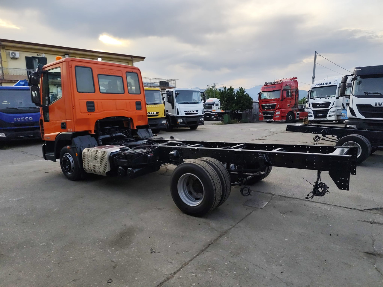 IVECO EUROCARGO 120-190L - Cab chassis truck: picture 3 IVECO EUROCARGO 120-190L - Cab chassis truck: picture 3