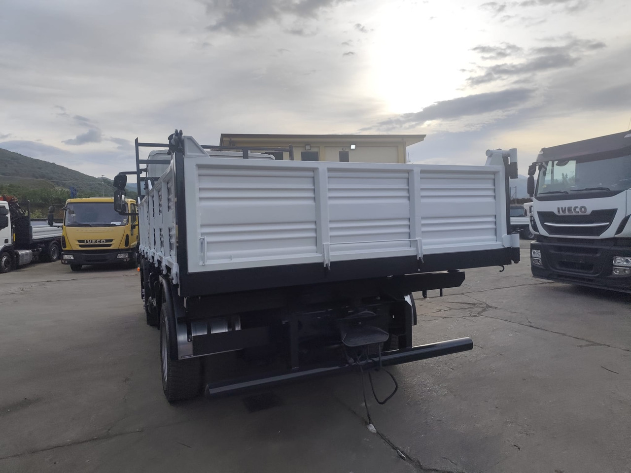 IVECO EUROCARGO 120E25 - Tipper: picture 4 IVECO EUROCARGO 120E25 - Tipper: picture 4