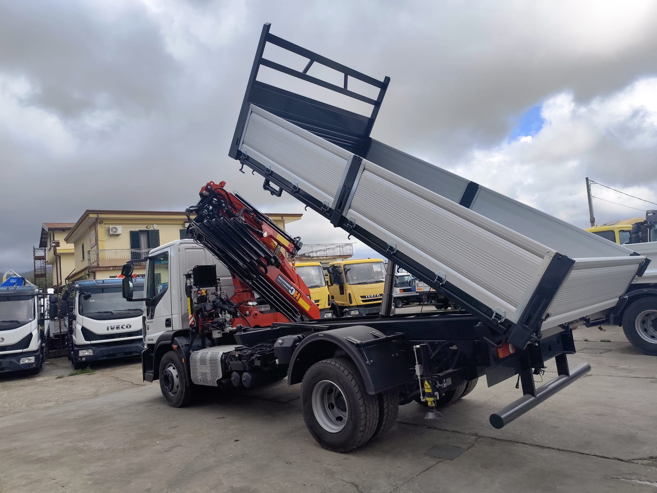 IVECO EUROCARGO 160-250 - Crane truck: picture 2 IVECO EUROCARGO 160-250 - Crane truck: picture 2