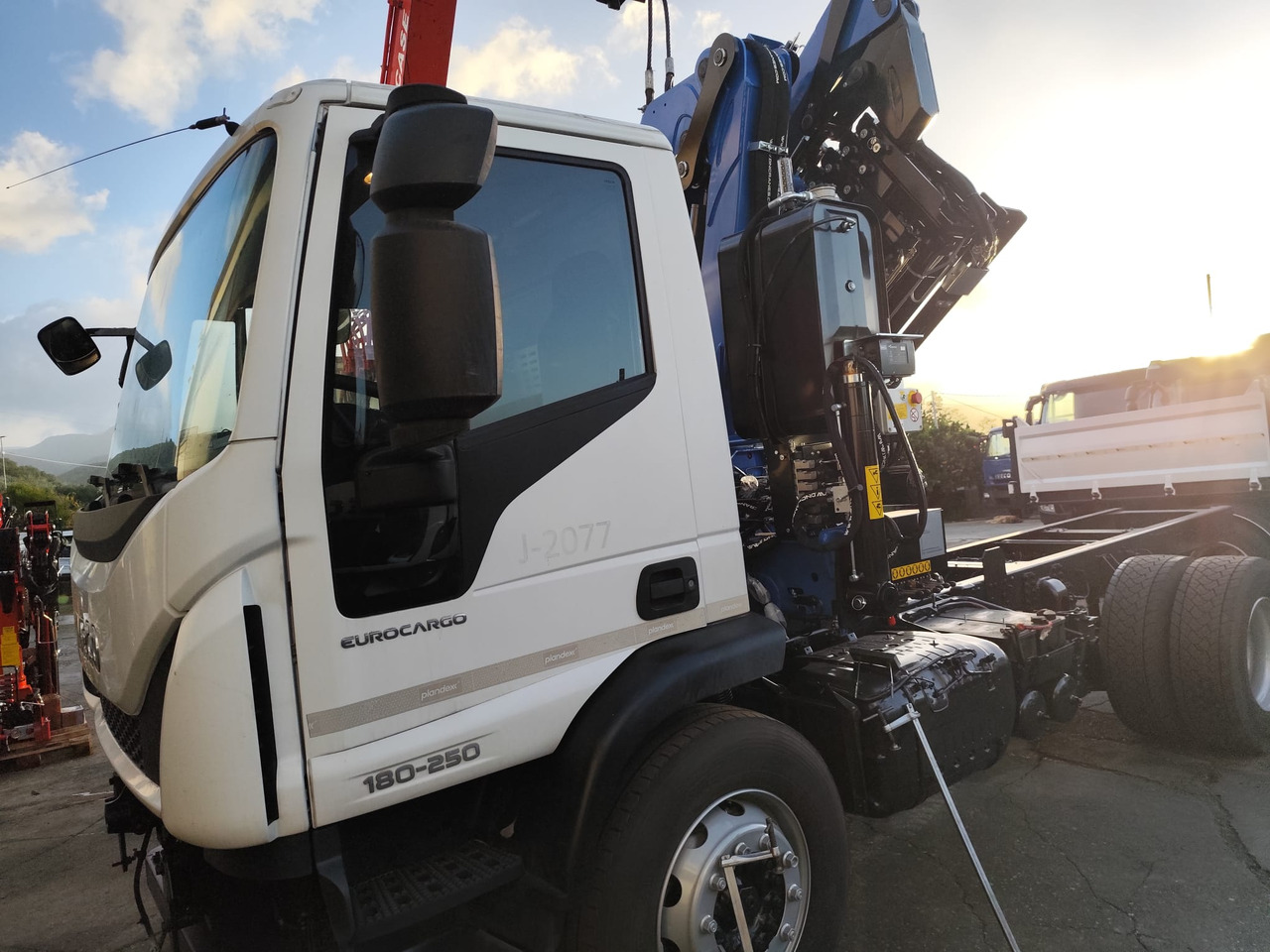IVECO EUROCARGO 180-250 - Tipper, Crane truck: picture 3 IVECO EUROCARGO 180-250 - Tipper, Crane truck: picture 3