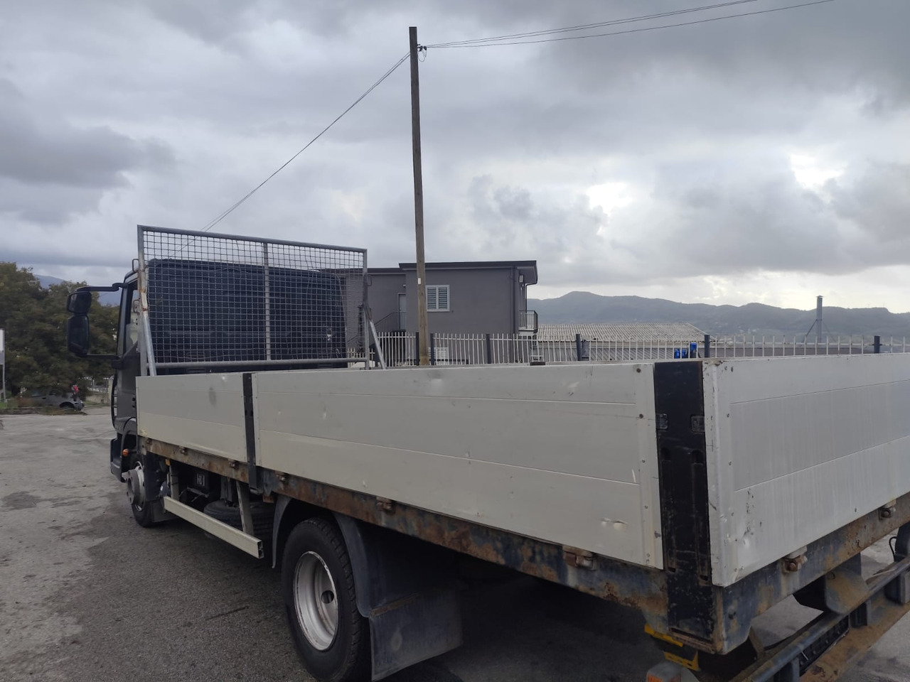 IVECO EUROCARGO 80E18 - Dropside/ Flatbed truck, Tipper: picture 3 IVECO EUROCARGO 80E18 - Dropside/ Flatbed truck, Tipper: picture 3