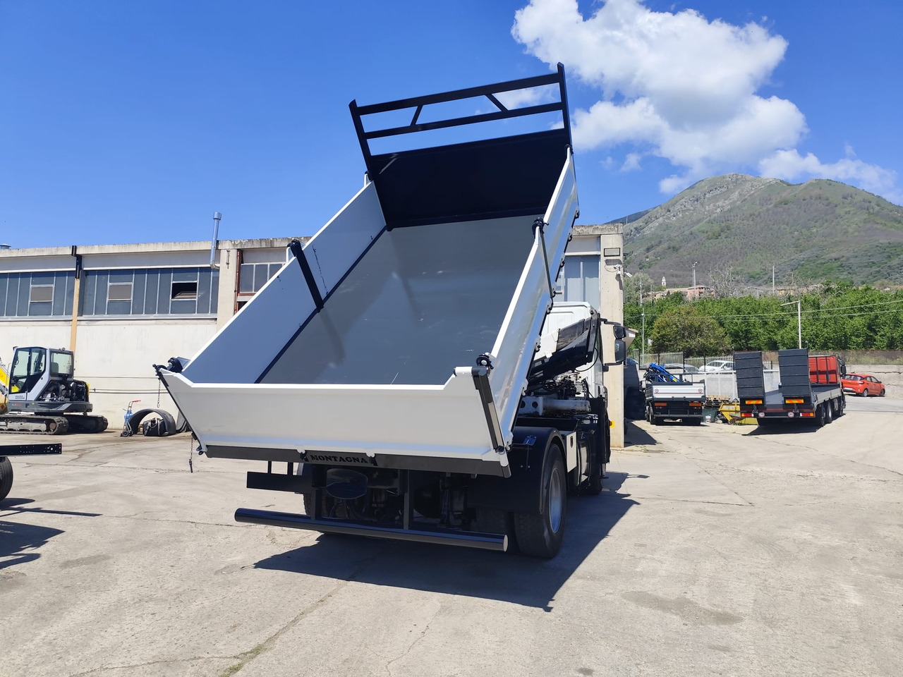 Crane truck IVECO STRALIS CUBE 190S33: picture 9