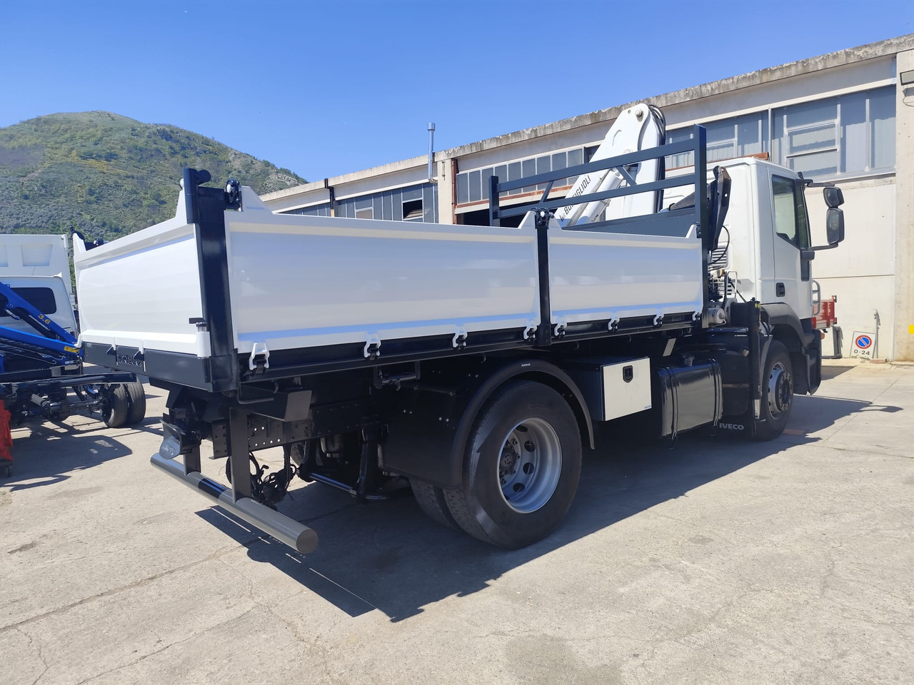 Crane truck IVECO STRALIS CUBE 190S33: picture 35