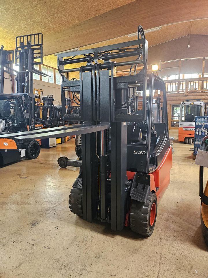 LINDE E30 - Electric forklift: picture 1 LINDE E30 - Electric forklift: picture 1