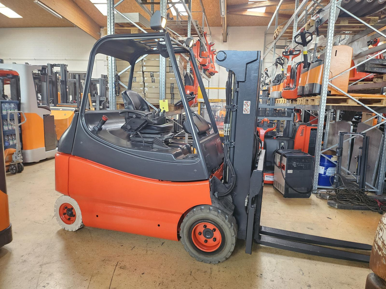 LINDE E30 - Electric forklift: picture 3 LINDE E30 - Electric forklift: picture 3