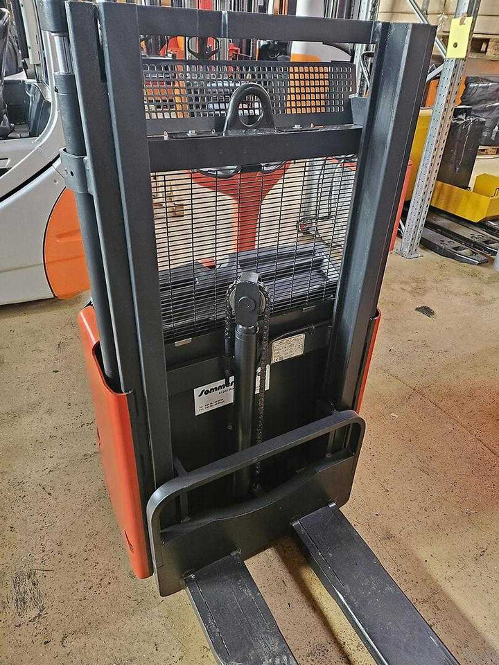 Linde L12 - Stacker: picture 3 Linde L12 - Stacker: picture 3