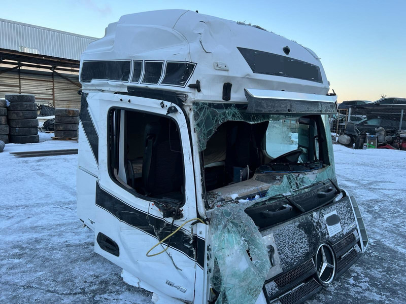 Mercedes-Benz Actros MP4 - Cab and interior: picture 2 Mercedes-Benz Actros MP4 - Cab and interior: picture 2