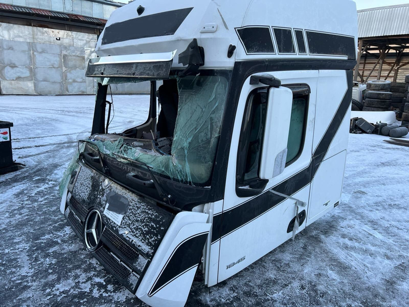 Mercedes-Benz Actros MP4 - Cab and interior: picture 1 Mercedes-Benz Actros MP4 - Cab and interior: picture 1