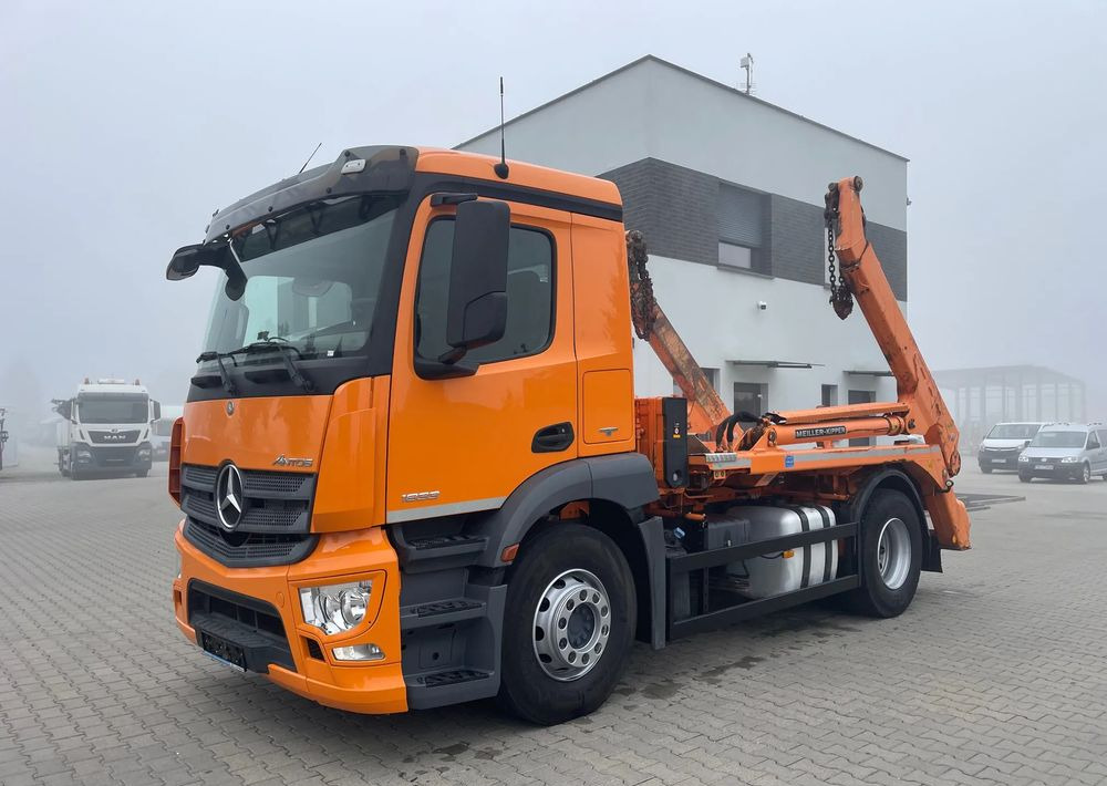 Mercedes-Benz ANTOS 1833 BRAMOWIEC, MILLER - Skip loader truck: picture 1 Mercedes-Benz ANTOS 1833 BRAMOWIEC, MILLER - Skip loader truck: picture 1