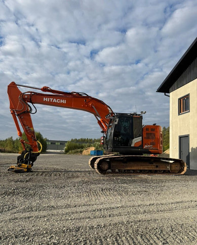HitachiZX225USLC-7 + Engcon - Crawler excavator: picture 2 HitachiZX225USLC-7 + Engcon - Crawler excavator: picture 2