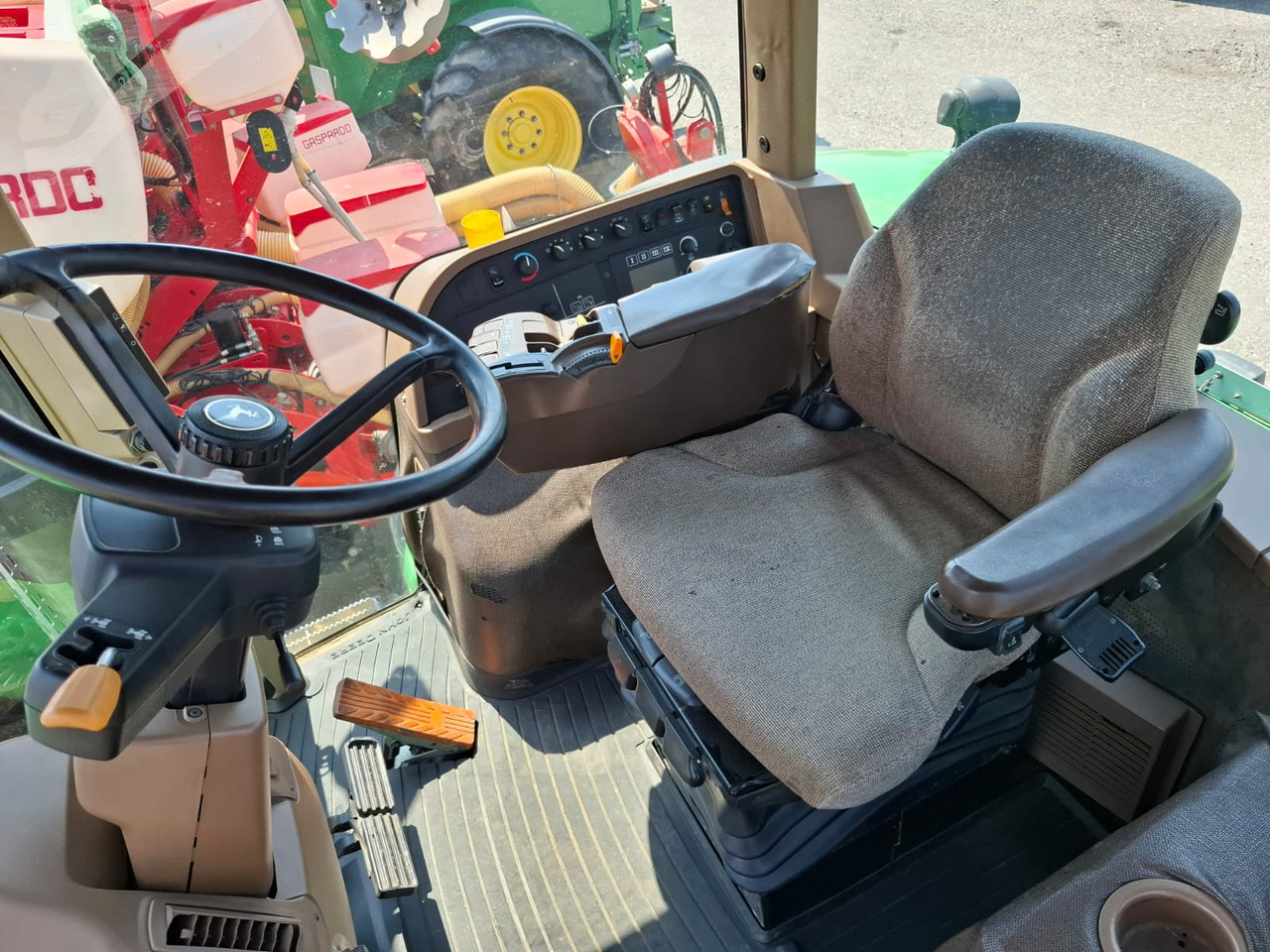 JOHN DEERE 8230 - Farm tractor: picture 2 JOHN DEERE 8230 - Farm tractor: picture 2