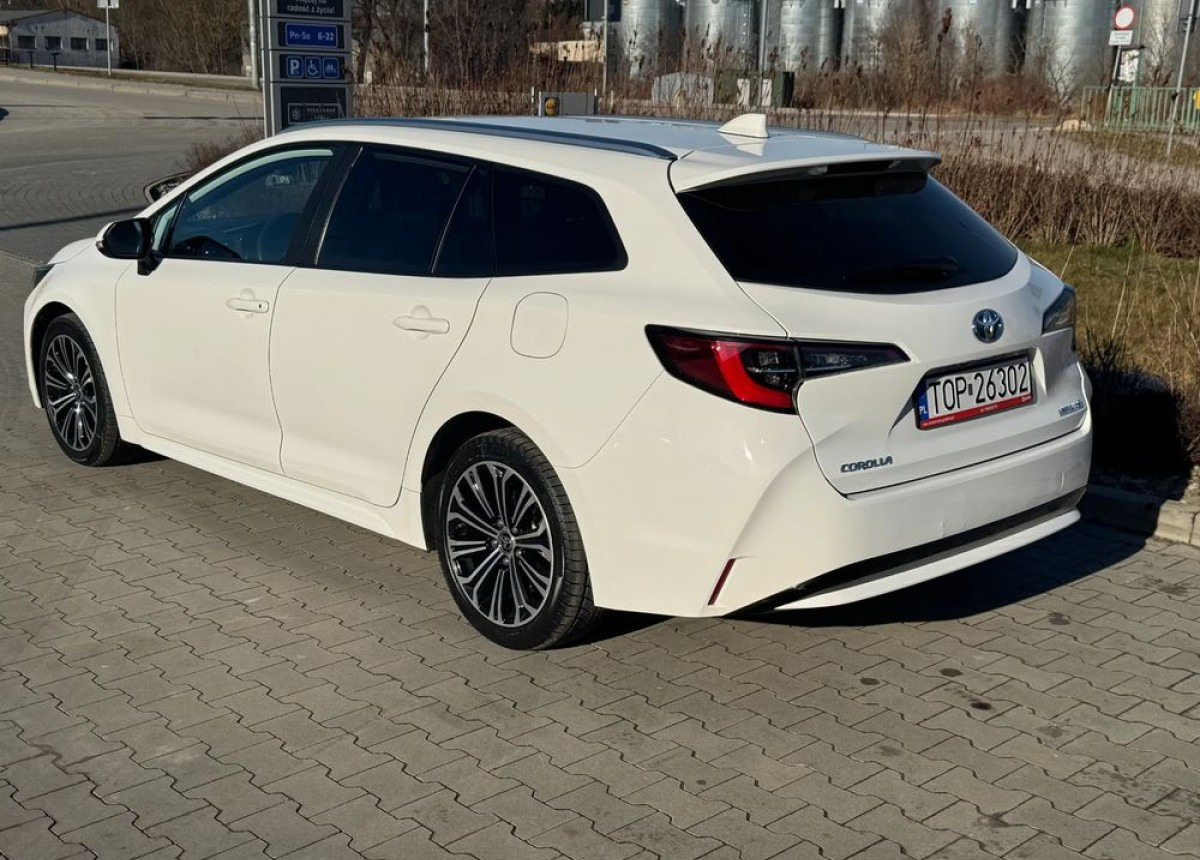 Toyota Corolla 1.8 Hybrid Active Niski przebieg LED FV23 W SUPER STANIE - Car: picture 4 Toyota Corolla 1.8 Hybrid Active Niski przebieg LED FV23 W SUPER STANIE - Car: picture 4