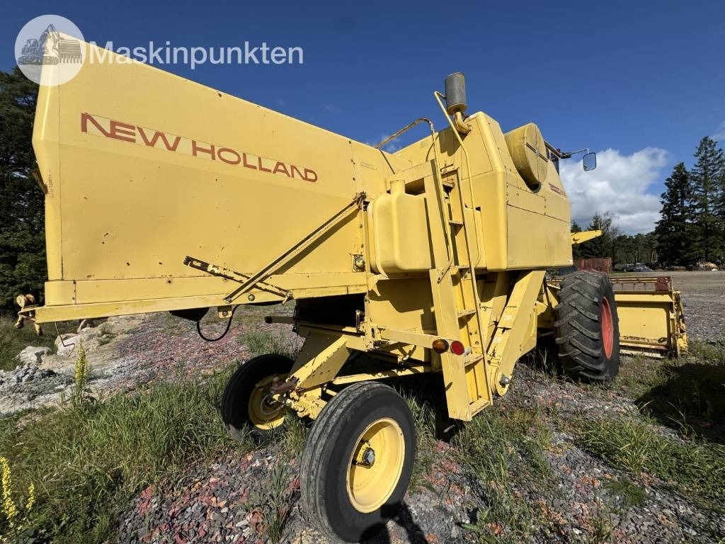 New Holland 1530 - Combine harvester: picture 4 New Holland 1530 - Combine harvester: picture 4