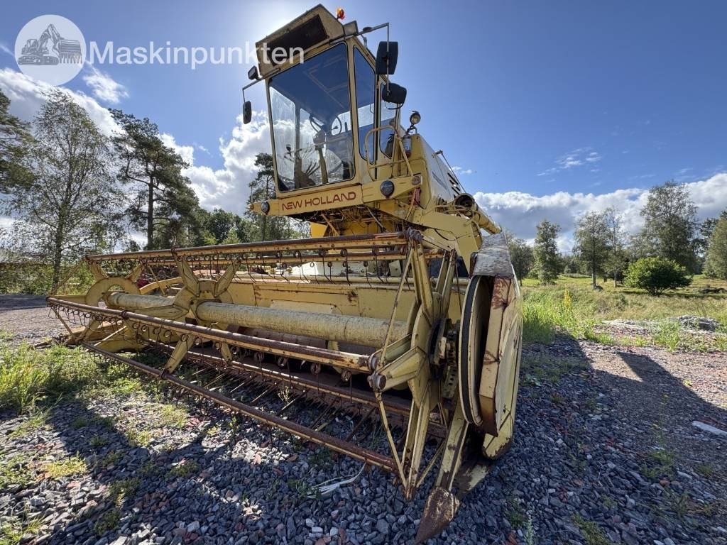 New Holland 1530  - Combine harvester: picture 1 New Holland 1530  - Combine harvester: picture 1
