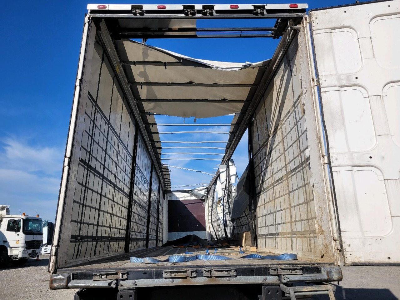 Curtainsider semi-trailer KRONE SD: picture 13