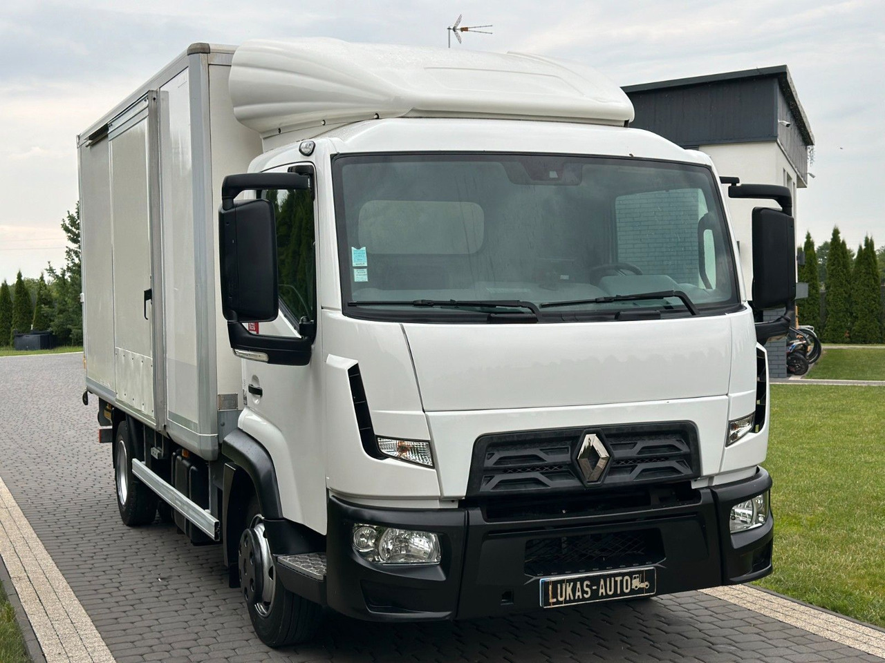 Renault D 7.5 LIFT 7,5 T AUTOMATIC GEARBOX CAMERA - Box truck: picture 3 Renault D 7.5 LIFT 7,5 T AUTOMATIC GEARBOX CAMERA - Box truck: picture 3