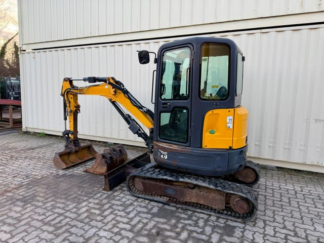 Bobcat E26 / 2016 BJ / 3 x Löffel / 3.905 H - Mini excavator: picture 3 Bobcat E26 / 2016 BJ / 3 x Löffel / 3.905 H - Mini excavator: picture 3