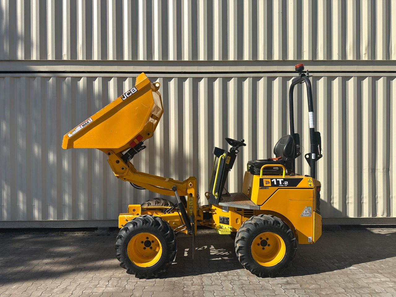 JCB 1T-2 High Tip Dumper, 440 Bh, 1.000 KG - Mini dumper: picture 1 JCB 1T-2 High Tip Dumper, 440 Bh, 1.000 KG - Mini dumper: picture 1