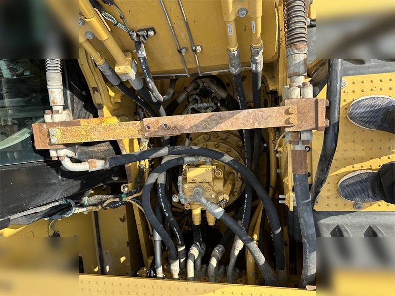 Crawler excavator CATERPILLAR 320GC: picture 10